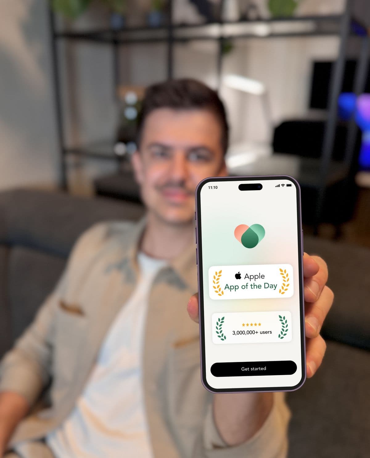 Honza Kočenda drží telefon s aplikací